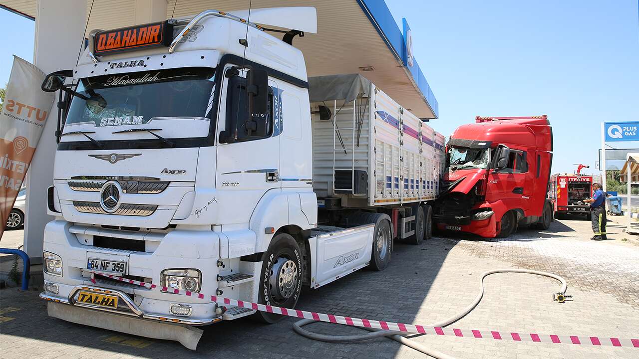 Kontrolden çıkan tır, Uşak plakalı tıra çarptı; 1 yaralı