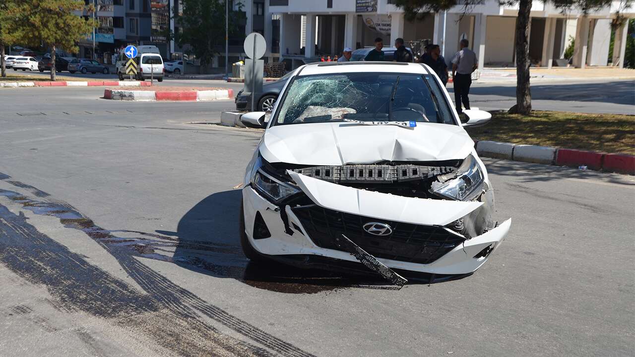 Uşak’ta kavşakta iki otomobil çarpıştı: Biri çocuk 2 kişi yaralandı