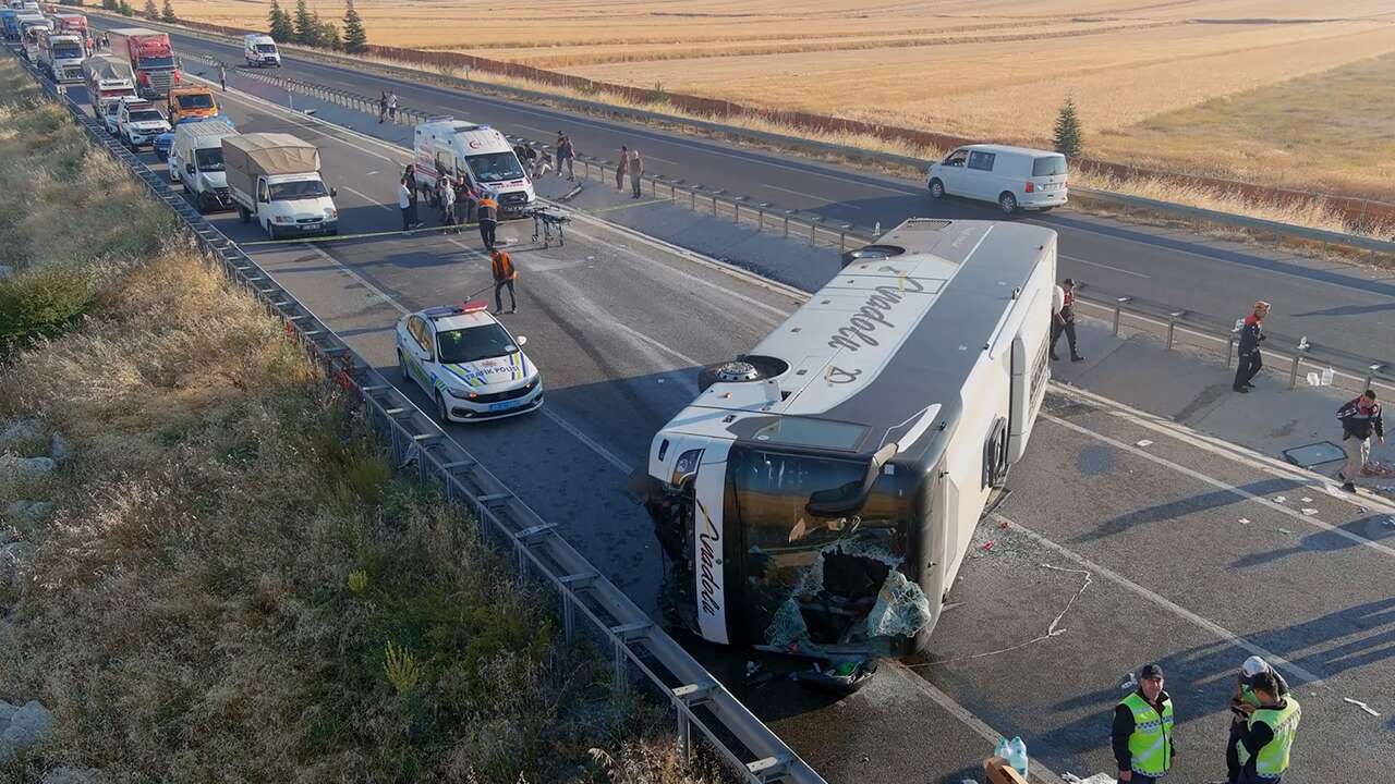 Yolcu otobüsü devrildi: 31 yaralı