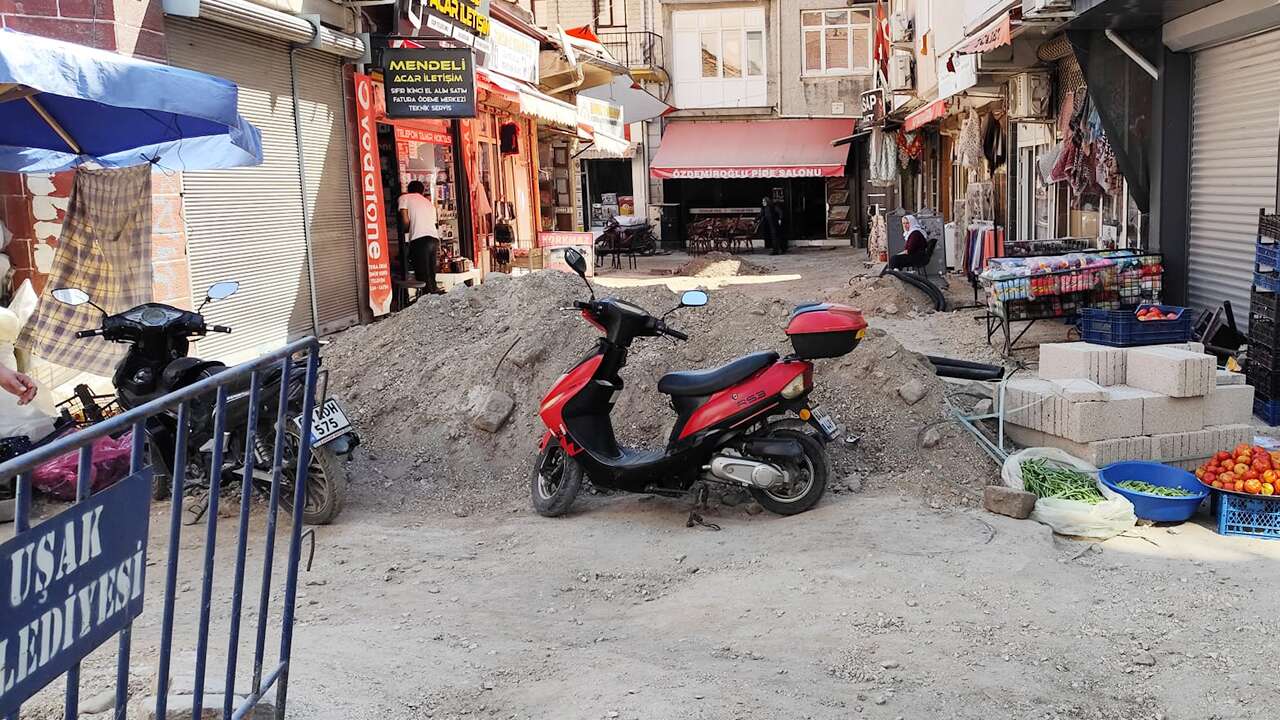 Mende Pazarı’nda esnaf isyan etti; “Dükkanlarımıza giremiyoruz”