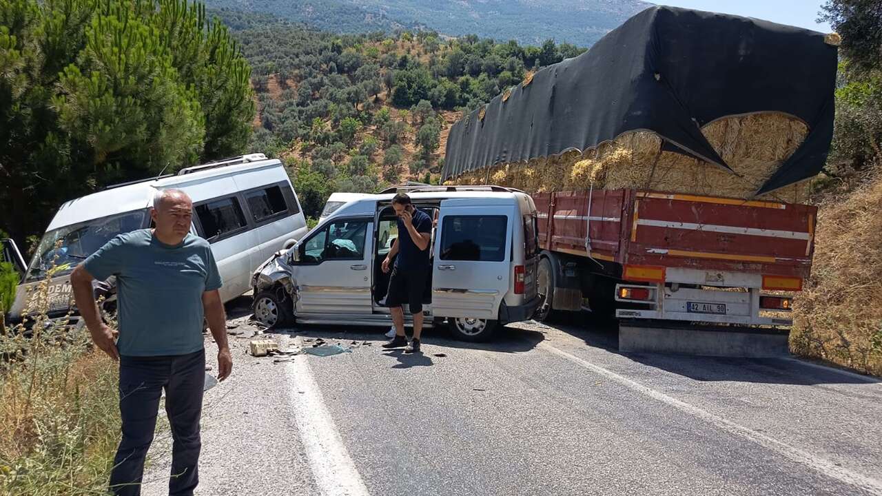 İzmir'de minibüs ile hafif ticari aracın çarpıştığı kazada 12 kişi yaralandı