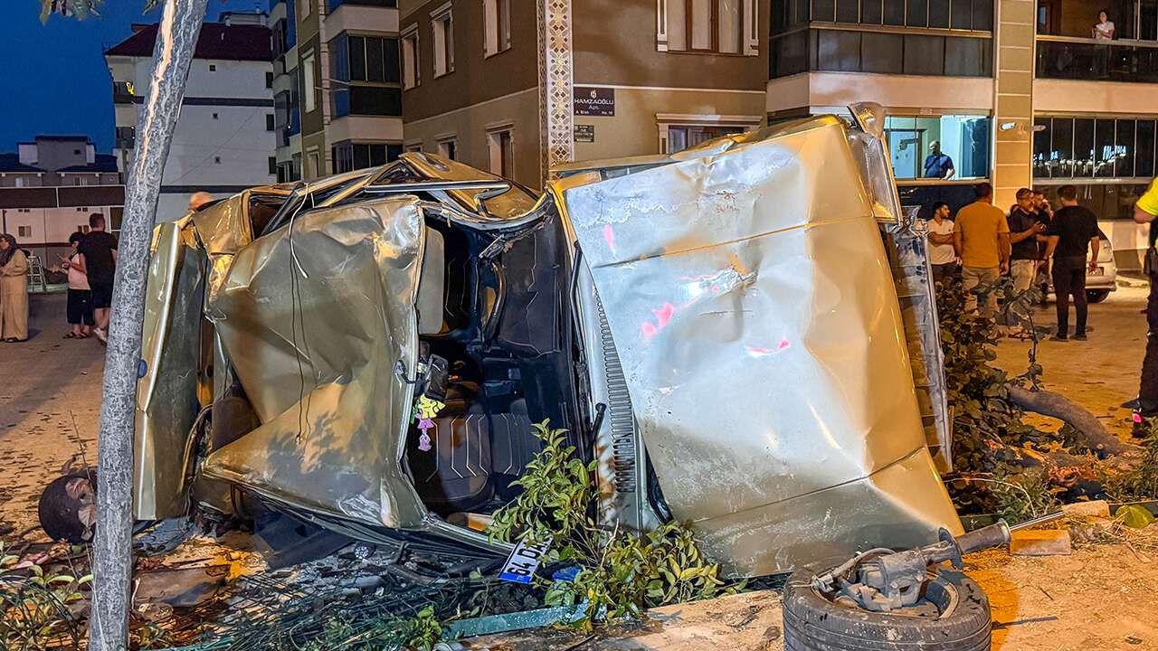 Uşak’ta yayalara çarpan otomobil site bahçesine devrildi: 3 yaralı