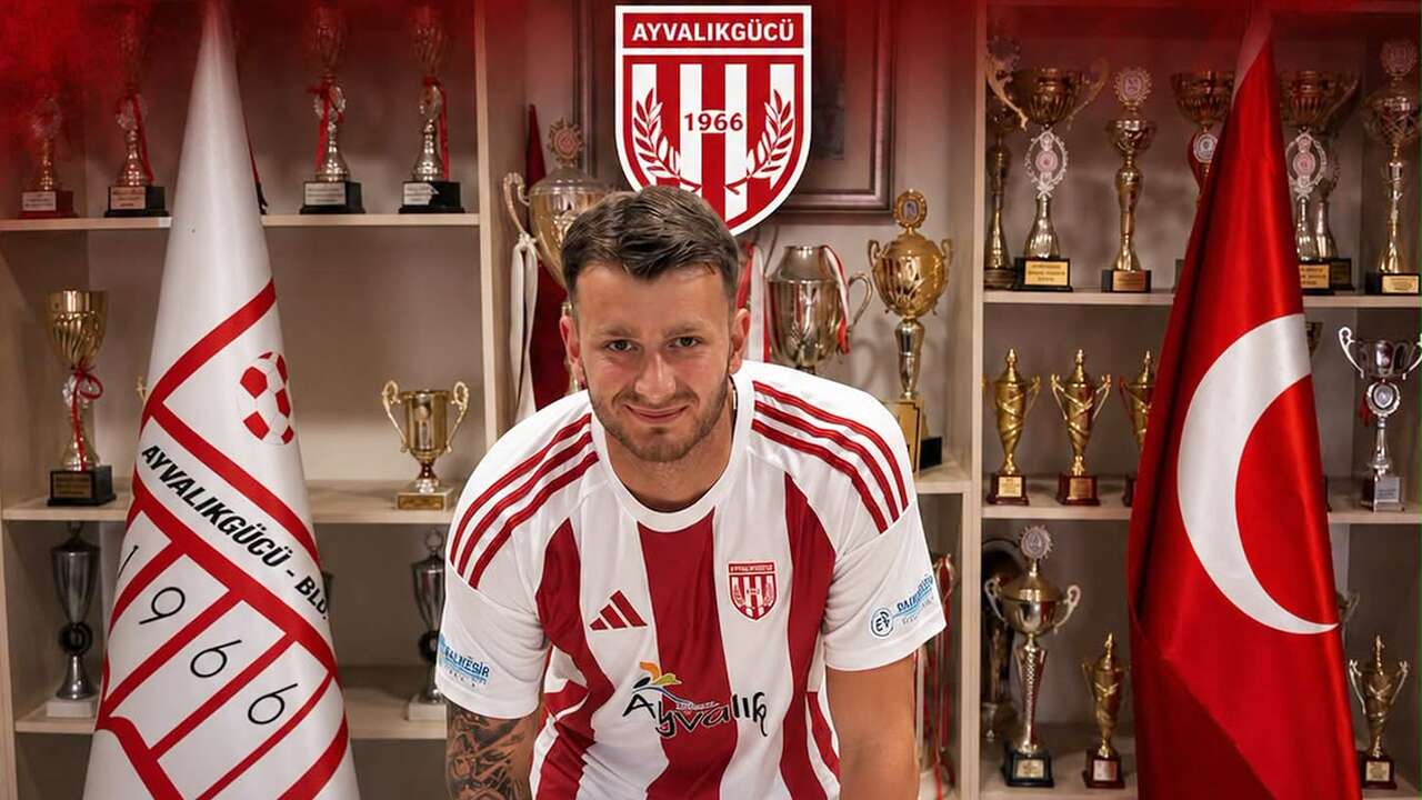 Uşakspor'dan ayrılan Burak Yılmaz Ayvalıkgücü'ne imzayı attı