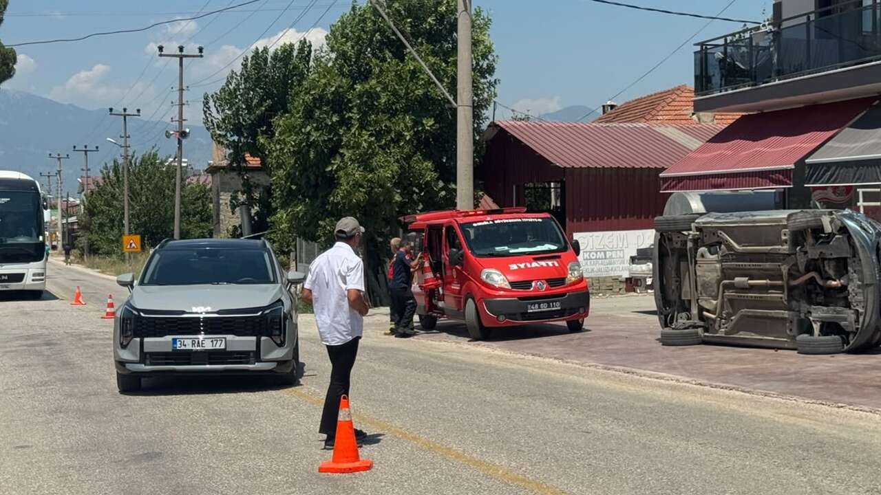 Muğla'da iki otomobilin çarpışma anı güvenlik kamerasında