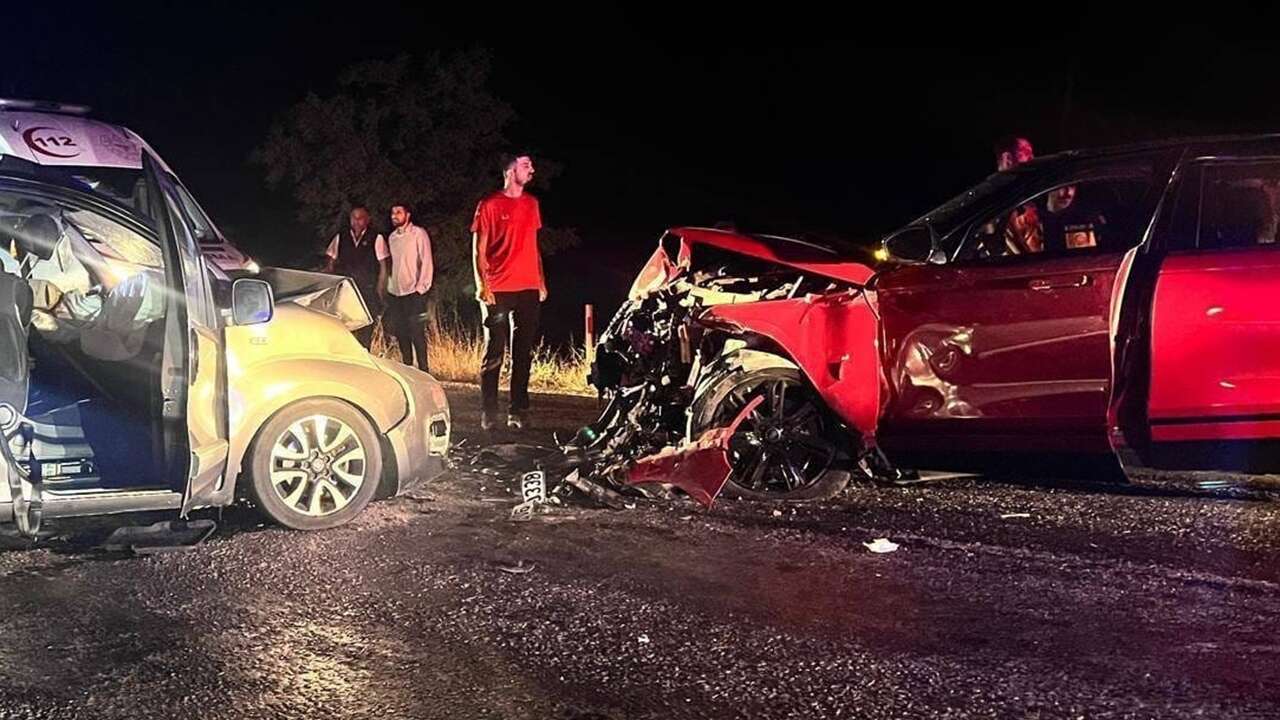 Afyonkarahisar'da hafif ticari araç ile otomobil çarpıştı, 2 kişi öldü, 4 kişi yaralandı