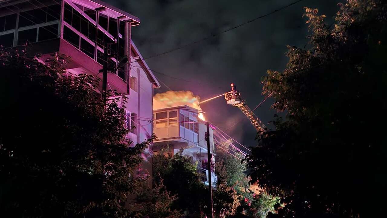 Banaz’da iki katlı evin çatısında çıkan yangın söndürüldü