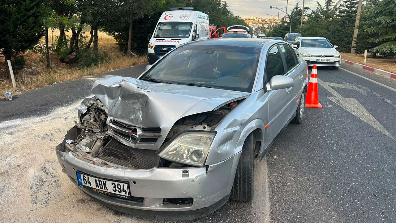 Uşak’ta otomobil tırın dorsesine çarptı: 4 yaralı