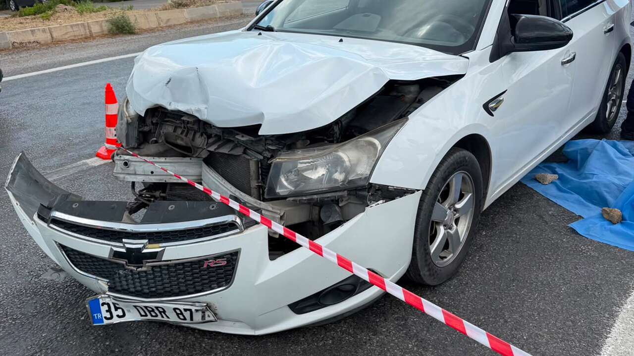 İzmir'de iki otomobilin çarpıştığı kazada 1 kişi öldü, 5 kişi yaralandı