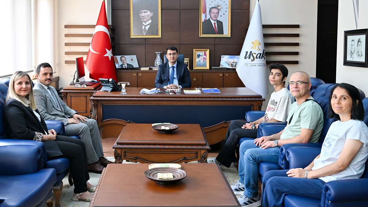 Vali Kartal, YKS Türkiye üçüncüsü Eray Uzun’u makamında ağırladı