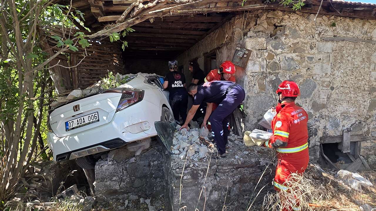 Muğla'da otomobilin eve çarptığı kazada sürücü hayatını kaybetti, nişanlısı yaralandı