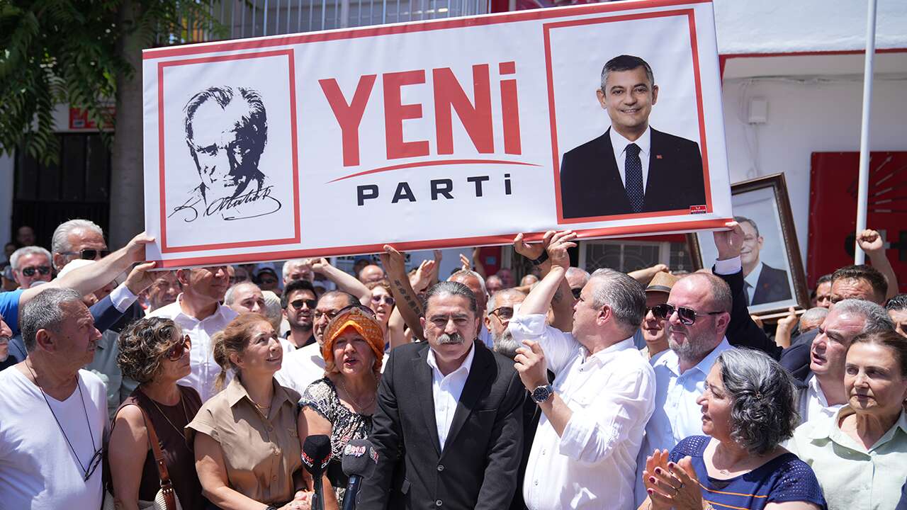 CHP Uşak’ta yaklaşık 400 üye istifa ederek Yeni Parti'ye katıldı