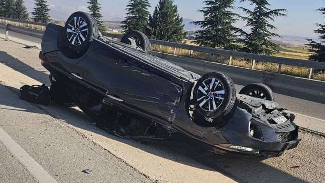 Afyonkarahisar'da refüje devrilen otomobildeki 8 kişi yaralandı