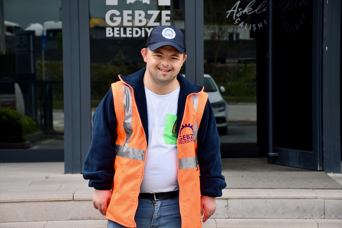 KOCAELİ - Down sendromlu belediye personeli Eren, pozitif enerjisiyle mesai arkadaşlarının neşe kaynağı