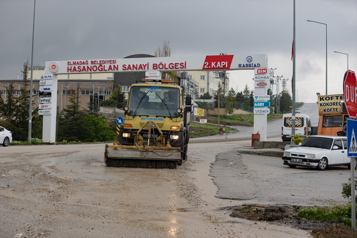 ANKARA - Sağanak nedeniyle su baskınlarının olduğu Elmadağ'da temizlik çalışmaları sürüyor