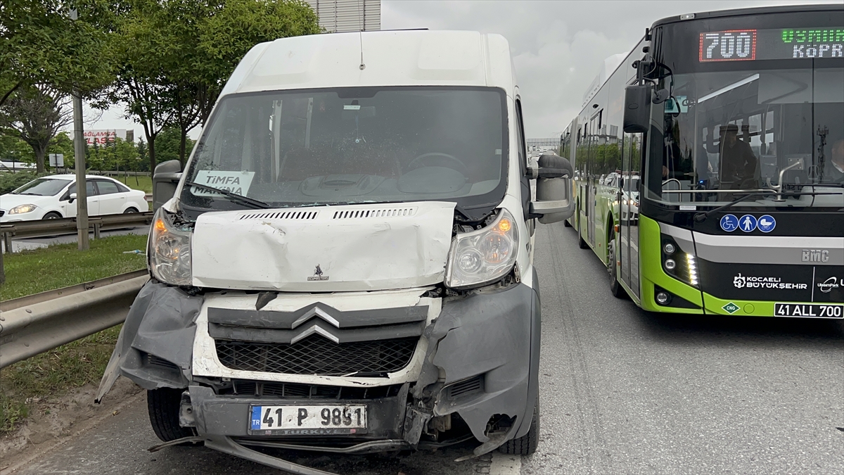 KOCAELİ - İki servis aracının karıştığı kazada 4 işçi yaralandı