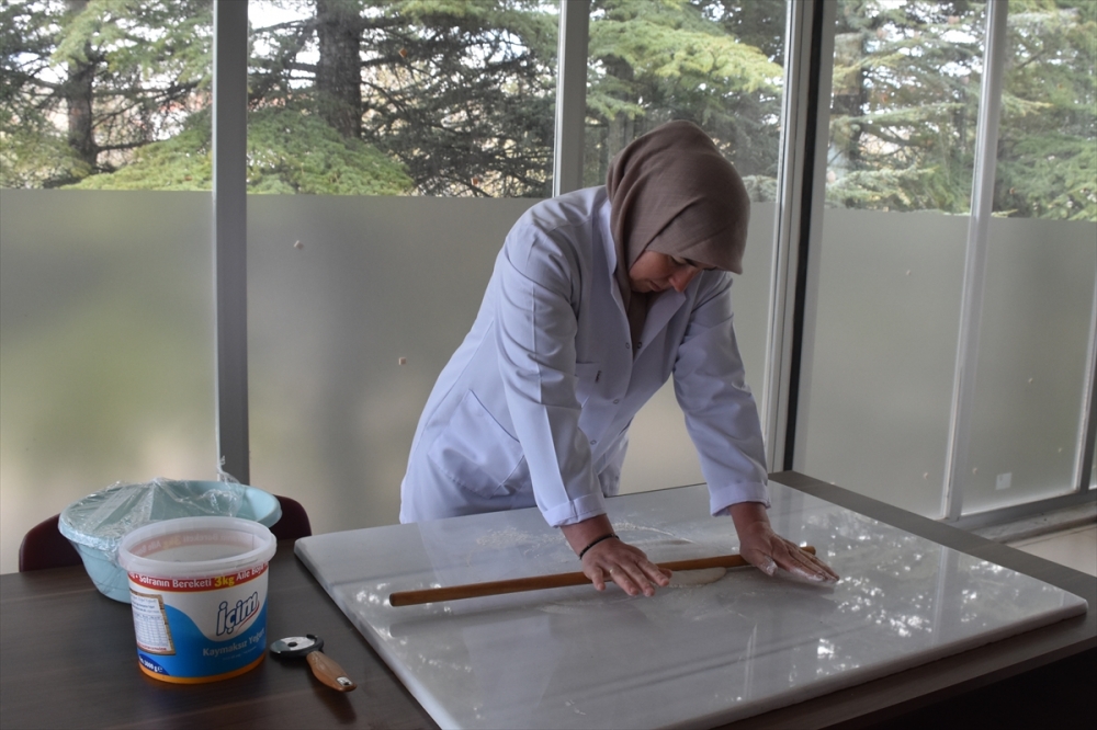 Afyonkarahisarlı kadınlar mantı açarak ev ekonomilerine destek oluyorlar