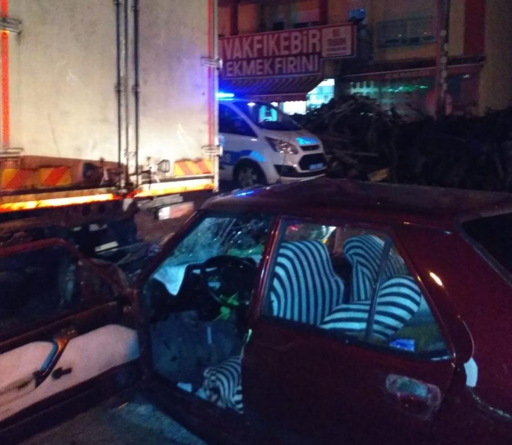 Park Halindeki Kamyona Çarpan Otomobilin Sürücüsü Ağır Yaralandı
