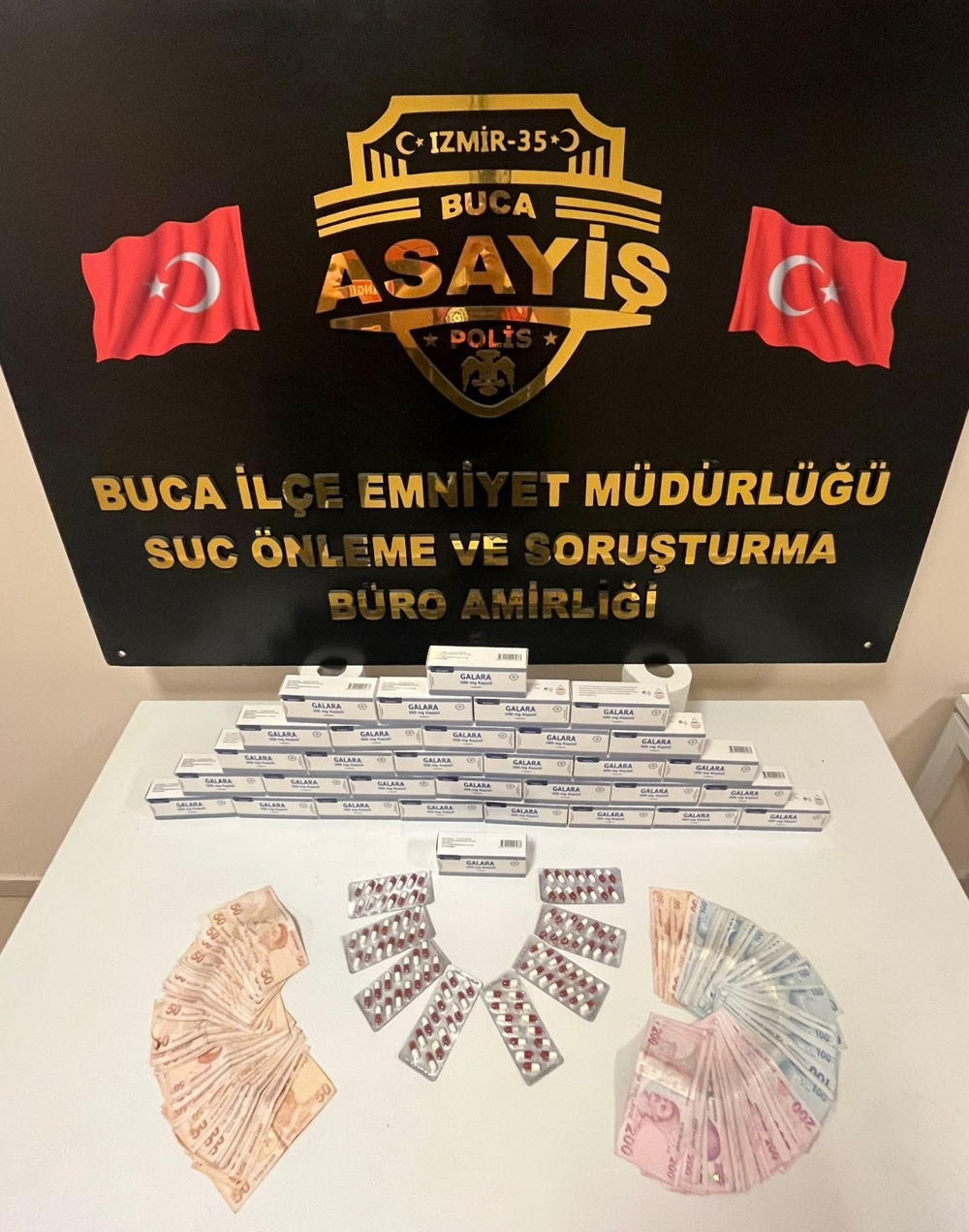 İzmir'de uyuşturucuyla yakalanan 2 şüpheli tutuklandı