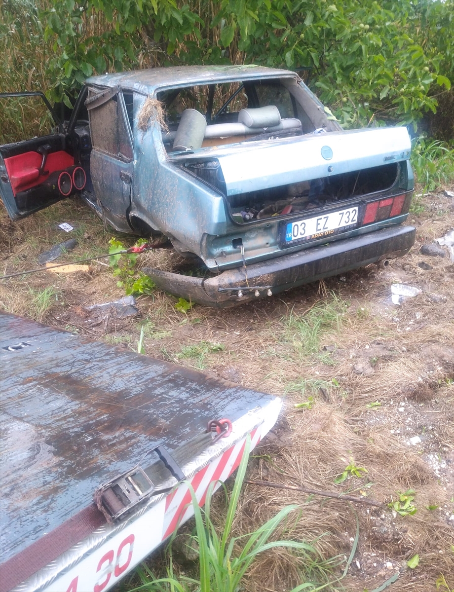 Aydın'da ağaca çarpan otomobildeki 2 kişi yaralandı