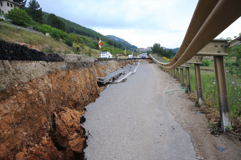 Muğla'da sağanak nedeniyle kara yolunda çökme oluştu