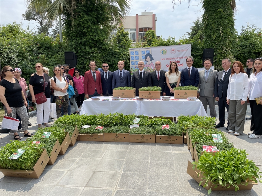 İzmir'de 312 bin sebze fidesi dağıtıldı