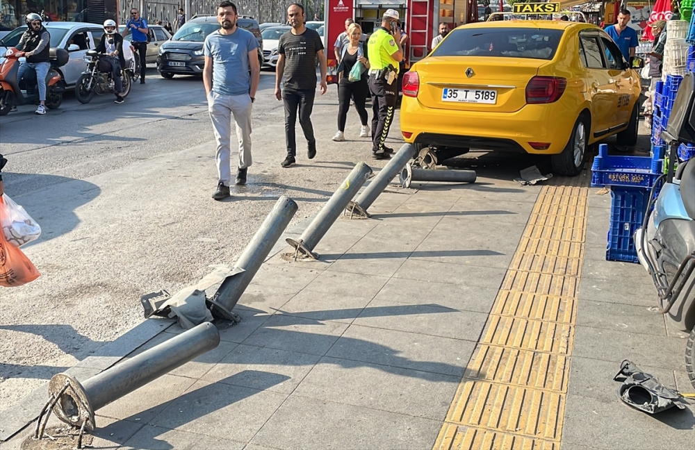 İzmir'de kontrolden çıkan taksi kaldırımdaki yayaya çarptı