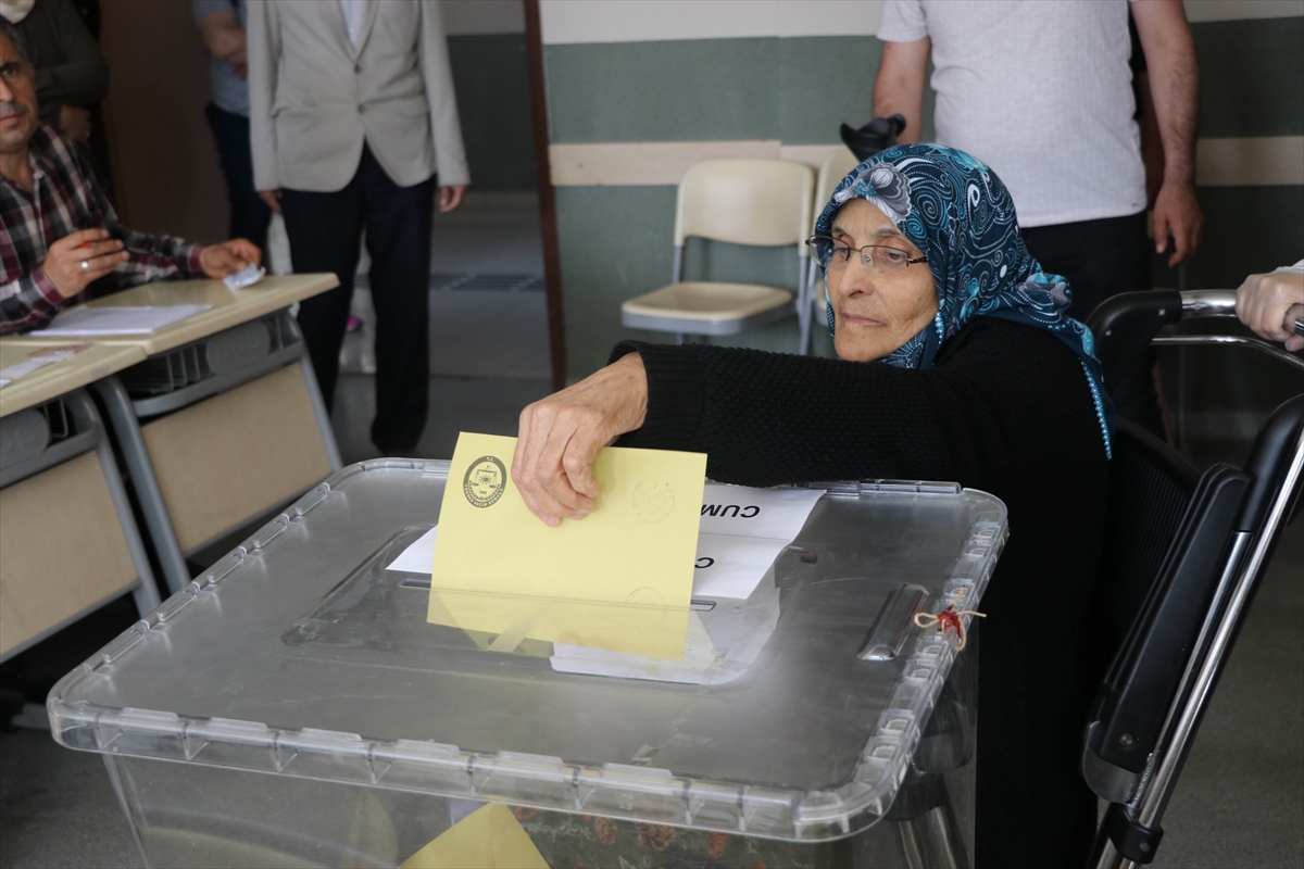 AMASYA - Yaşlı çift, oy kullanmaya ambulansla geldi