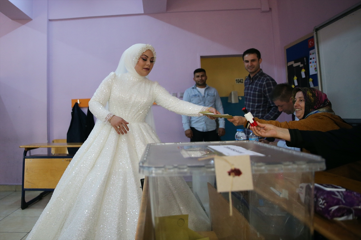 SAMSUN - Sandığa gelinliğiyle gelen seçmen oy kullandı