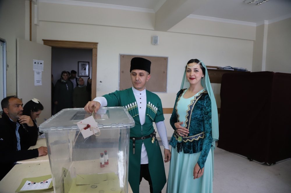 Kars'ta bir çift Kafkas kıyafetiyle oy kullandı