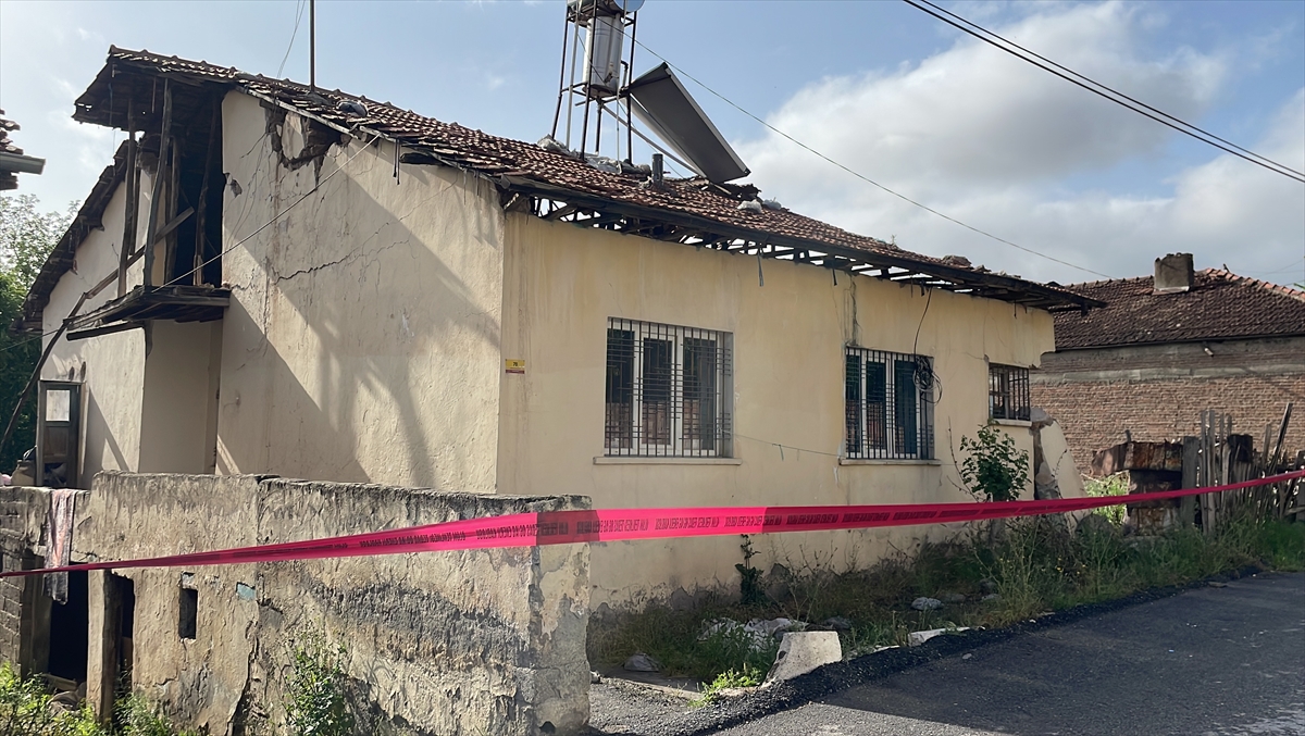 MALATYA - Ağır hasarlı kerpiç evin bir kısmı çöktü