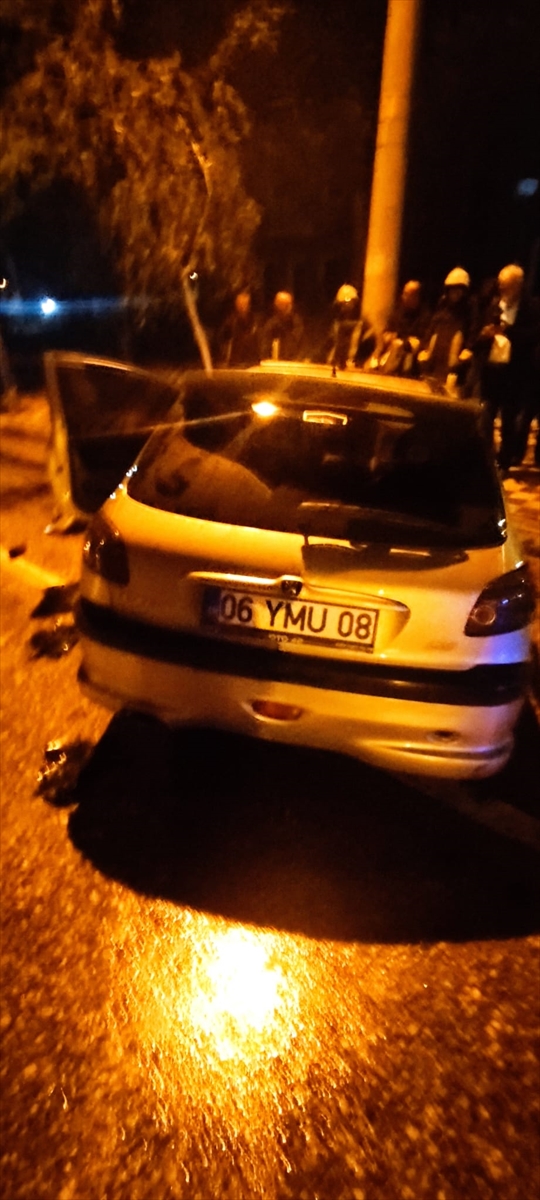 Afyonkarahisar'da hafif ticari araç ile otomobilin çarpıştığı kazada 4 kişi yaralandı