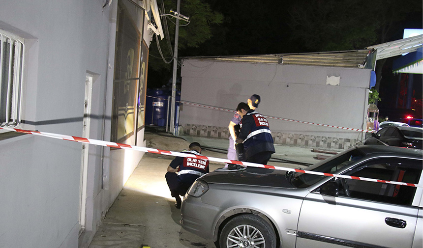 Akaryakıt İstasyonunda Silahlar Patladı