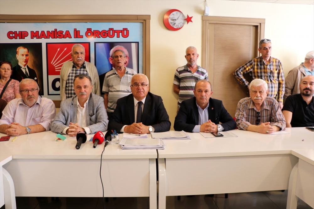 Manisa'da bir grup CHP delegesi, tüzük değişikliği talep etti