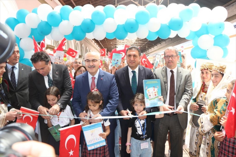 İzmir'de geleceğin yazarları fuarda buluştu