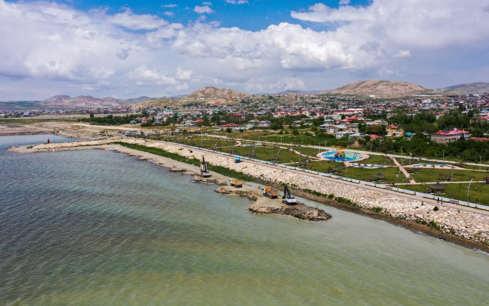 Van Gölü'nün zemini balçık ve dip çamurundan arındırılıyor