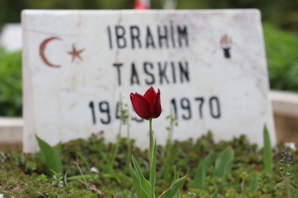 KONYA - Hiç görmediği babasının kabrinin Konya Şehitliği'nde olduğunu öğrenen kadından hüzünlü ziyaret