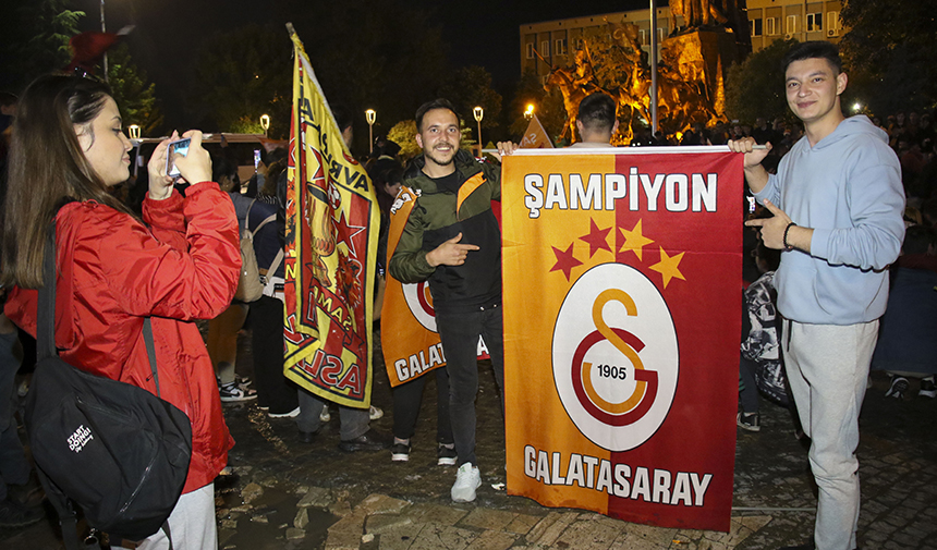 Galatasaraylı Taraftarlar Şampiyonluğu Kutluyor