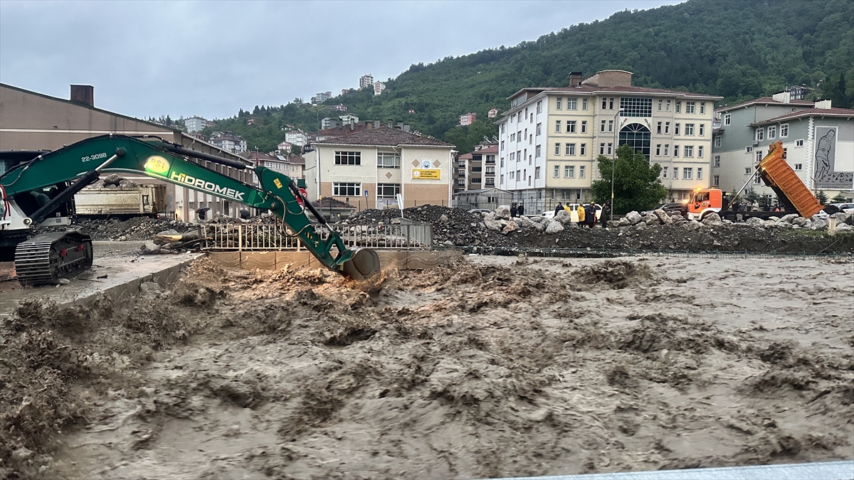 KASTAMONU - İnebolu ilçesinde şiddetli yağış nedeniyle okullar tatil edildi