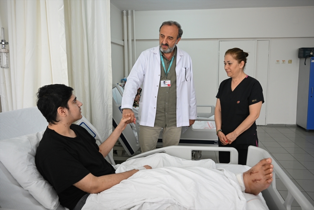 Depremzede anne oğul, hastane odasında birlikte ayağa kalktı
