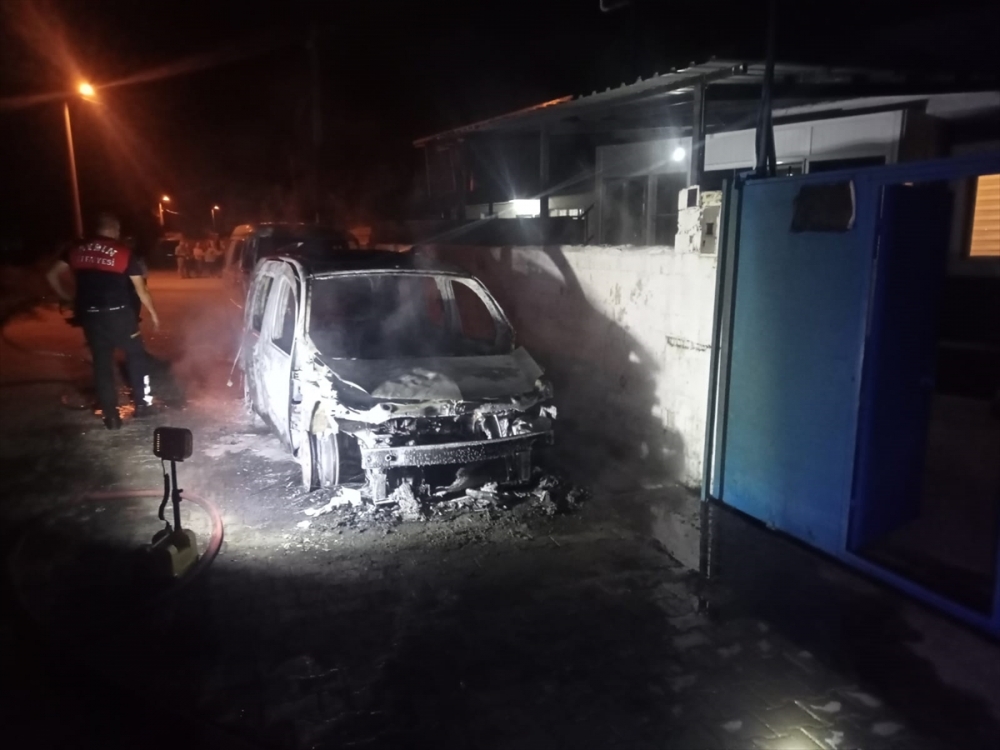 Söke'de park halindeki minibüs ve hafif ticari araç yandı