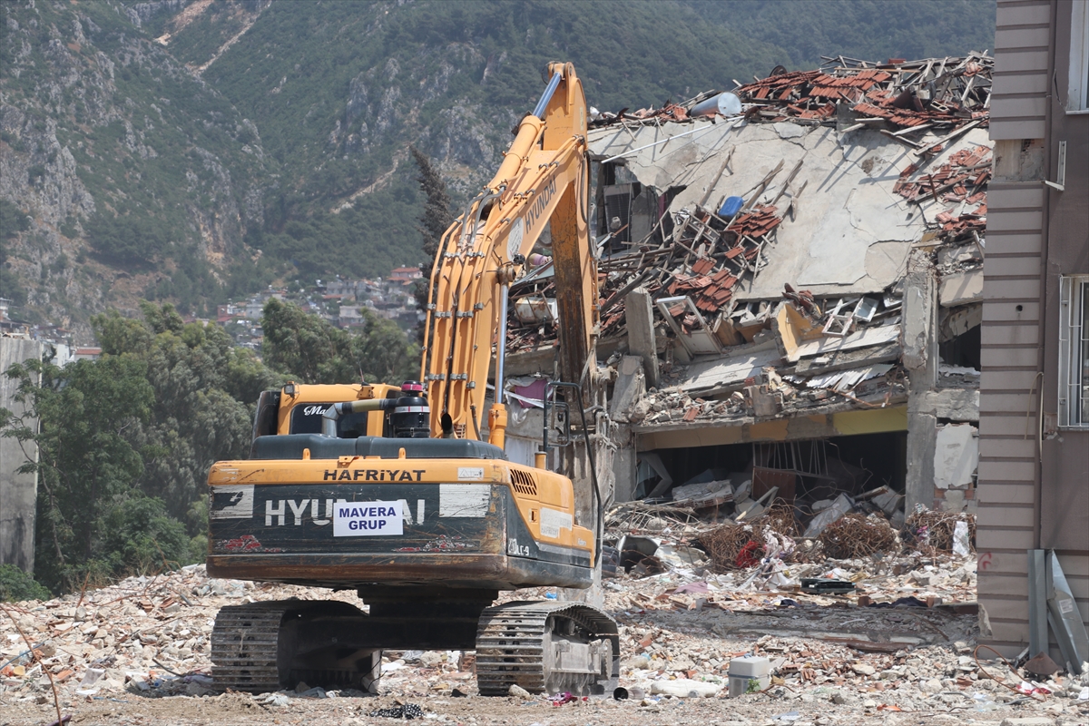 HATAY - Ağır hasarlı binaların yıkımı sürdü