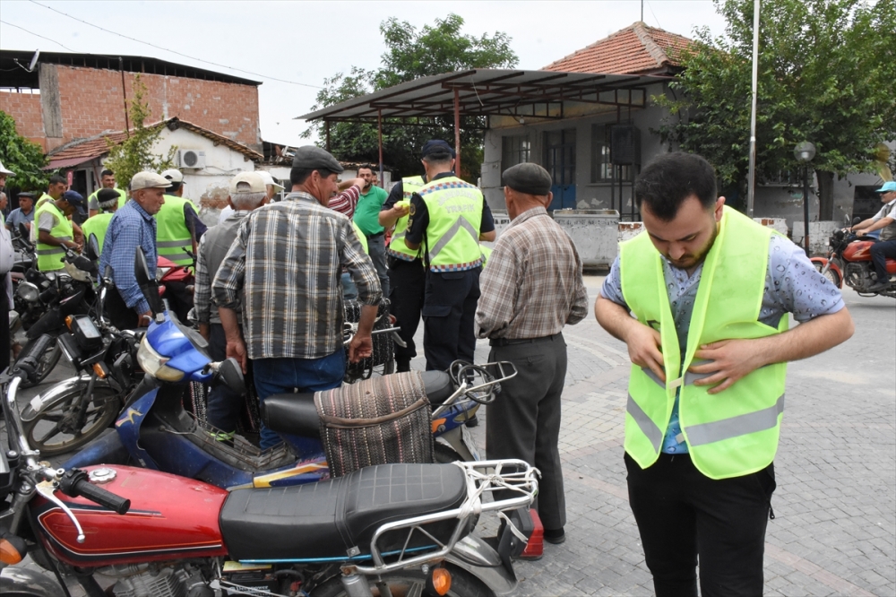 Germencik'te motosiklet sürücülerine reflektif yelek dağıtıldı