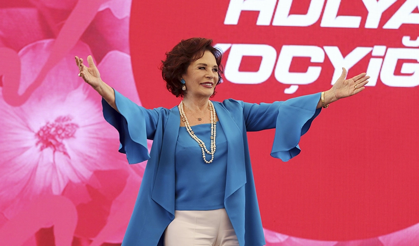 Modafest'in Açılışını Usta Oyuncu Hülya Koçyiğit Yaptı