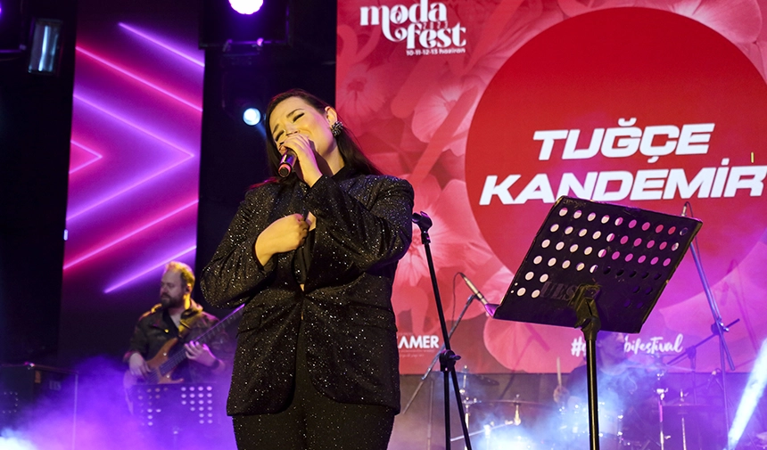 Tuğçe Kandemir Uşak’ta Konser Verdi