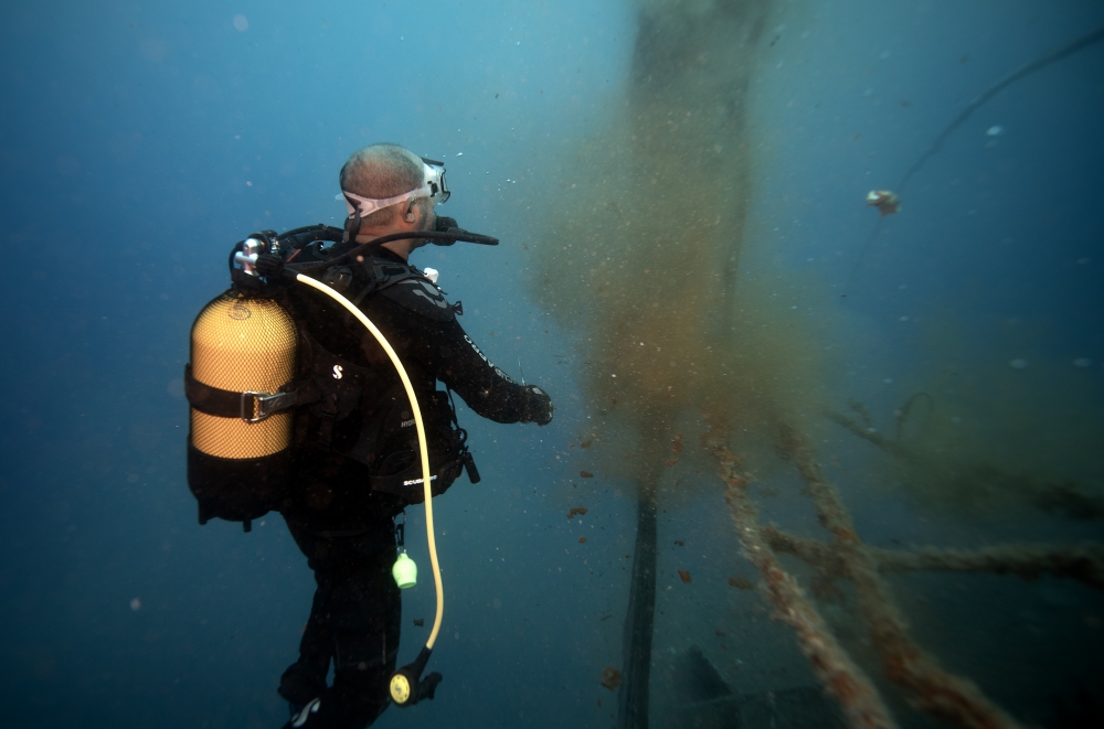 Karaburun'da 30 metre derinlikteki batıktan "hayalet ağ" topladılar
