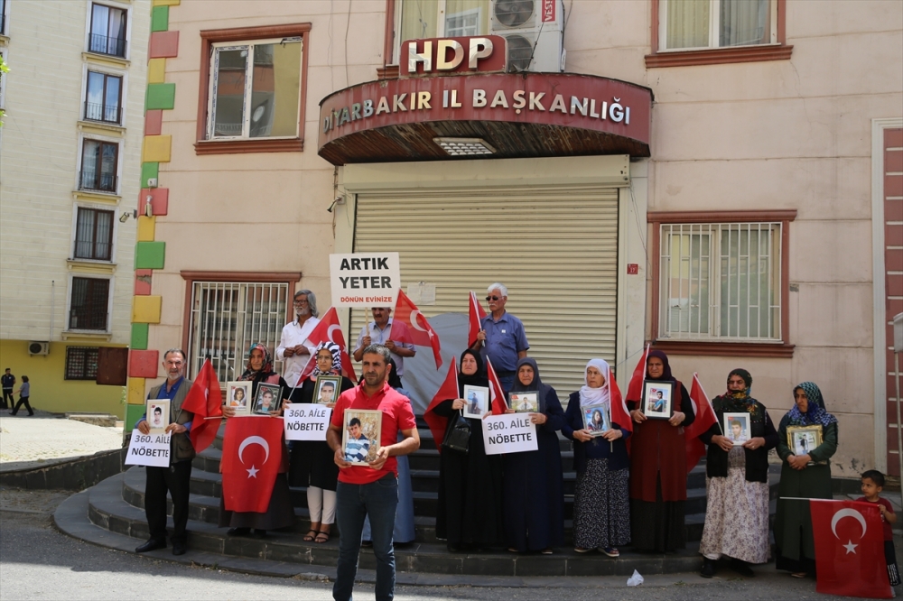 Diyarbakır'da annelerin başlattığı "evlat nöbeti"ne bir aile daha destek verdi