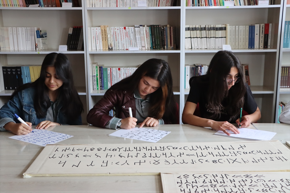 VAN - Öğrenciler atıl malzemelerden değişik objeler üretiyor