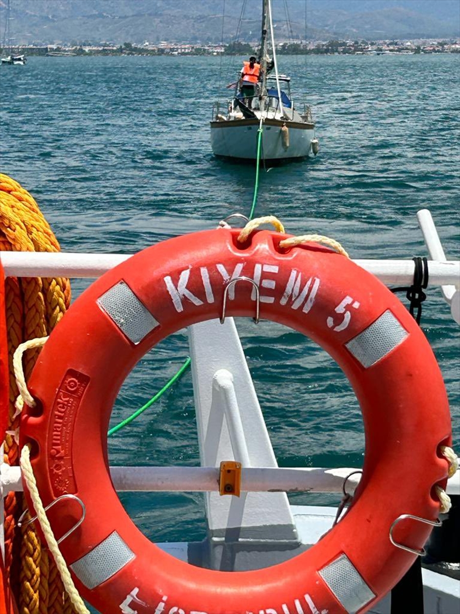 Fethiye'de denizde sürüklenen tekne kıyıya yanaştırıldı