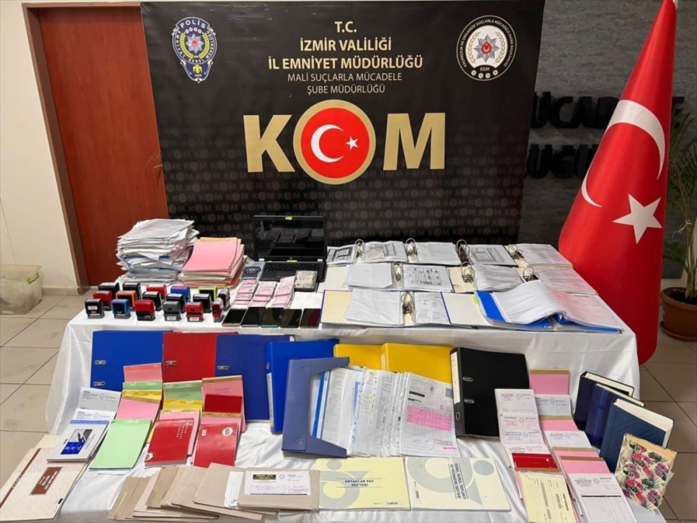 İzmir'deki operasyonda yaklaşık 1 milyar liralık naylon fatura ele geçirildi