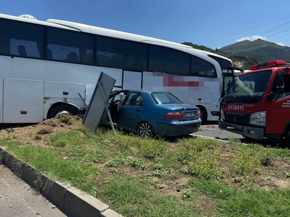 Manisa'da yolcu otobüsü ve 2 otomobilin karıştığı kazada 8 kişi yaralandı